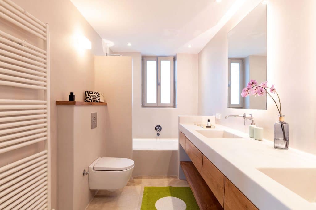 En-suite bathroom 1